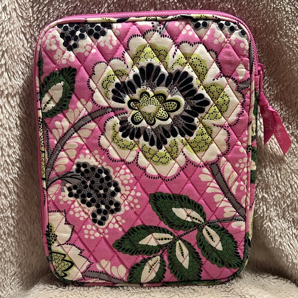 VERA BRADLEY Priscilla Pink Case *Retired Design - Picture 2 of 7